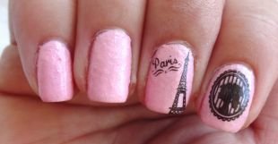 Лёгкий маникюр на коротких ногтях, эйфелева башня на розовых ногтях