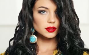 Гламурный макияж, макияж: темный цвет волос и светлые серо-голубые глаза