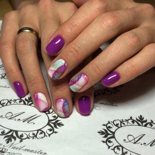 Мраморный маникюр, модный фиолетовый маникюр на короткие ногти