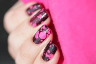 Рисунки с узорами на ногтях, черно-розовый водный маникюр