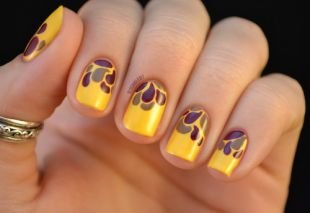 Летний маникюр на коротких ногтях, ярко-желтый маникюр с каплями
