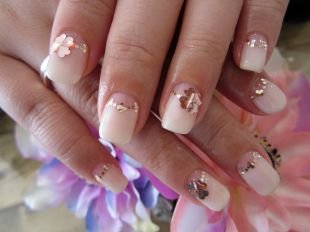 Свадебный дизайн ногтей, нежный свадебный маникюр с блестками и цветами