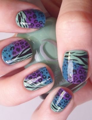 Рисунки на ногтях иголкой, оригинальный пятнисто-полосатый маникюр в голубо-фиолетовой гамме