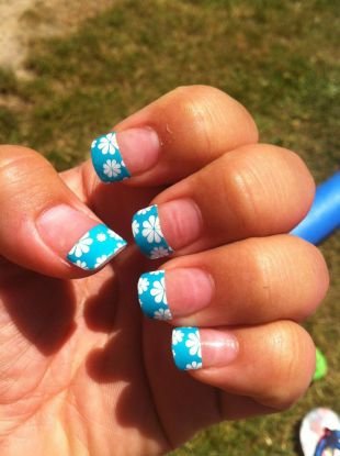 Рисунки ромашек на ногтях, шеллак голубой френч с цветами