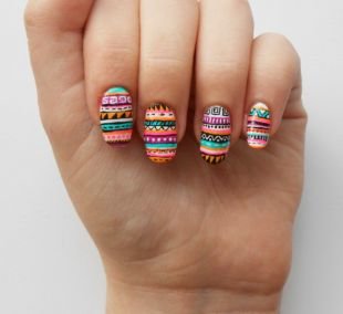 Рисунки на ногтях для начинающих, разноцветный маникюр с орнаментом 