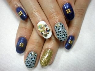 Маникюр акрилом, модный дизайн нарощенных ногтей с декором и тигровым принтом